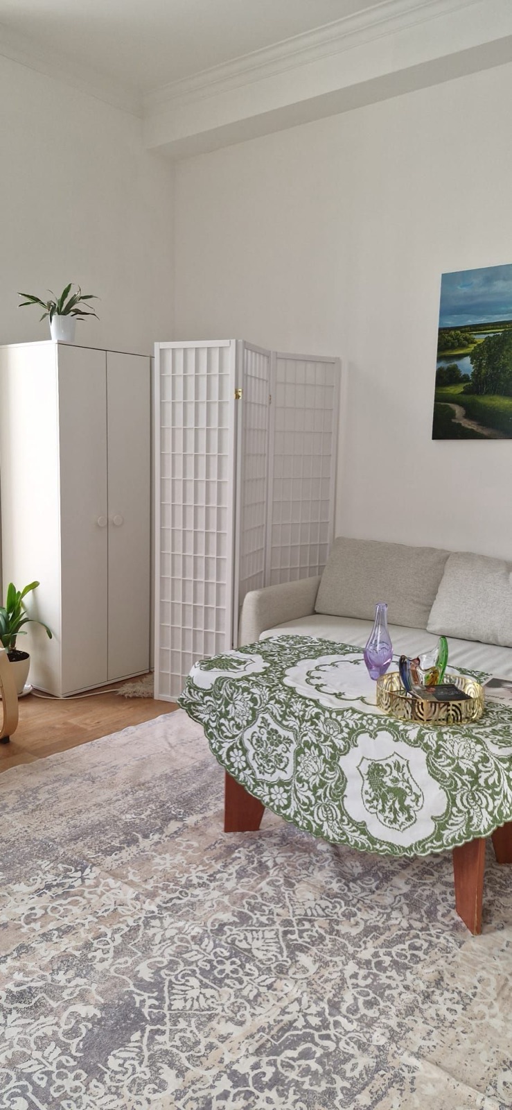 Relaxační koutek s pohovkou a obrazem